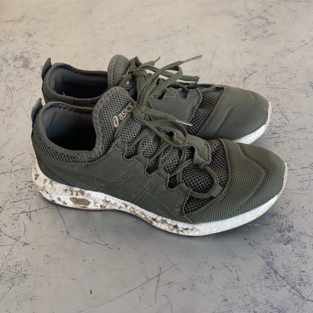 Like new women’s ASICS shoes. Only wore 2-3 times.